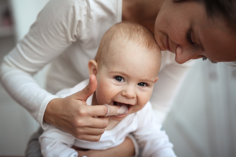 Foto Bayi Sedang Diperiksa Giginya oleh sang Mama