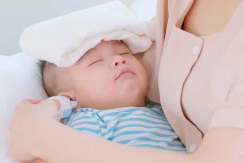 Demam pada Bayi: Penyebab, Ciri, dan Cara Menurunkannya