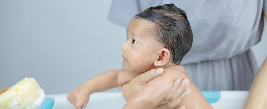 Banner Artikel Bolehkah Bayi Dimandikan Setelah Imunisasi? Ini Fakta dan Tips Amannya Banner Artikel Bolehkah Bayi Dimandikan Setelah Imunisasi? Ini Fakta dan Tips Amannya